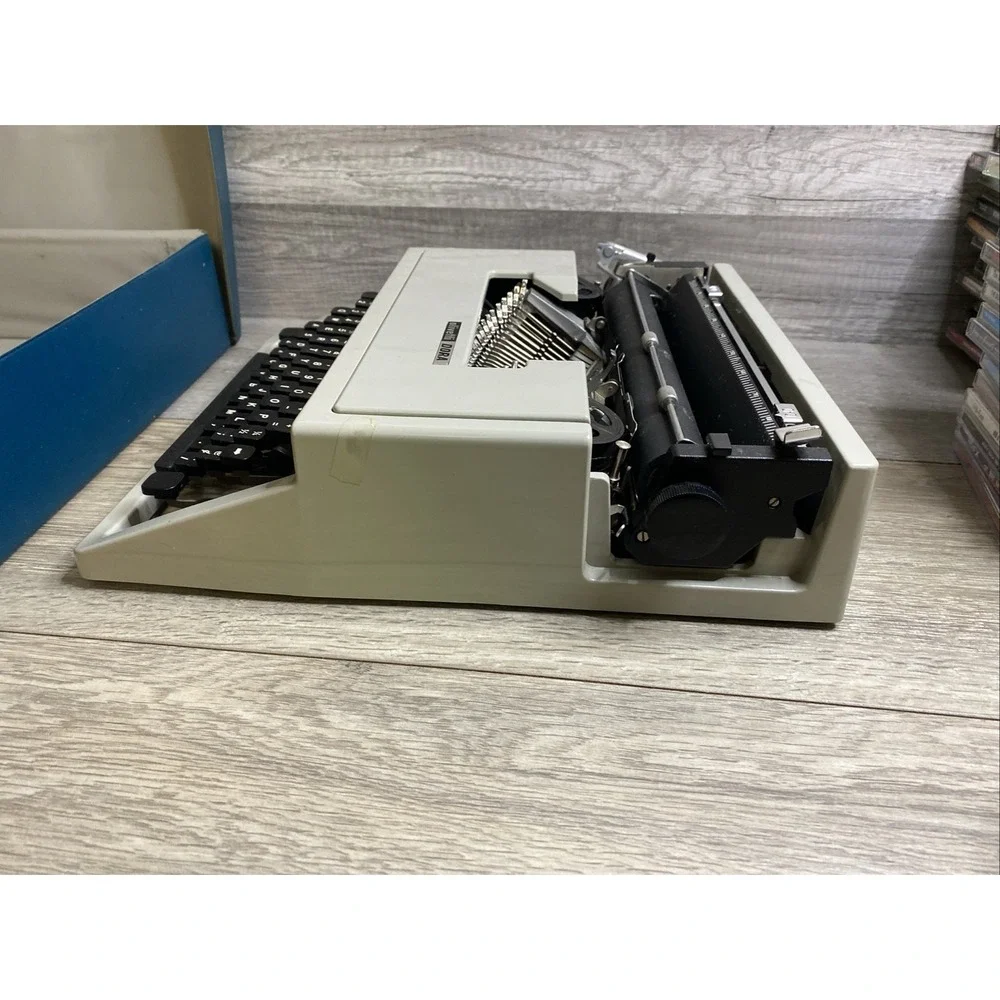 Vintage Olivetti dora typewriter- with original Case. Spain